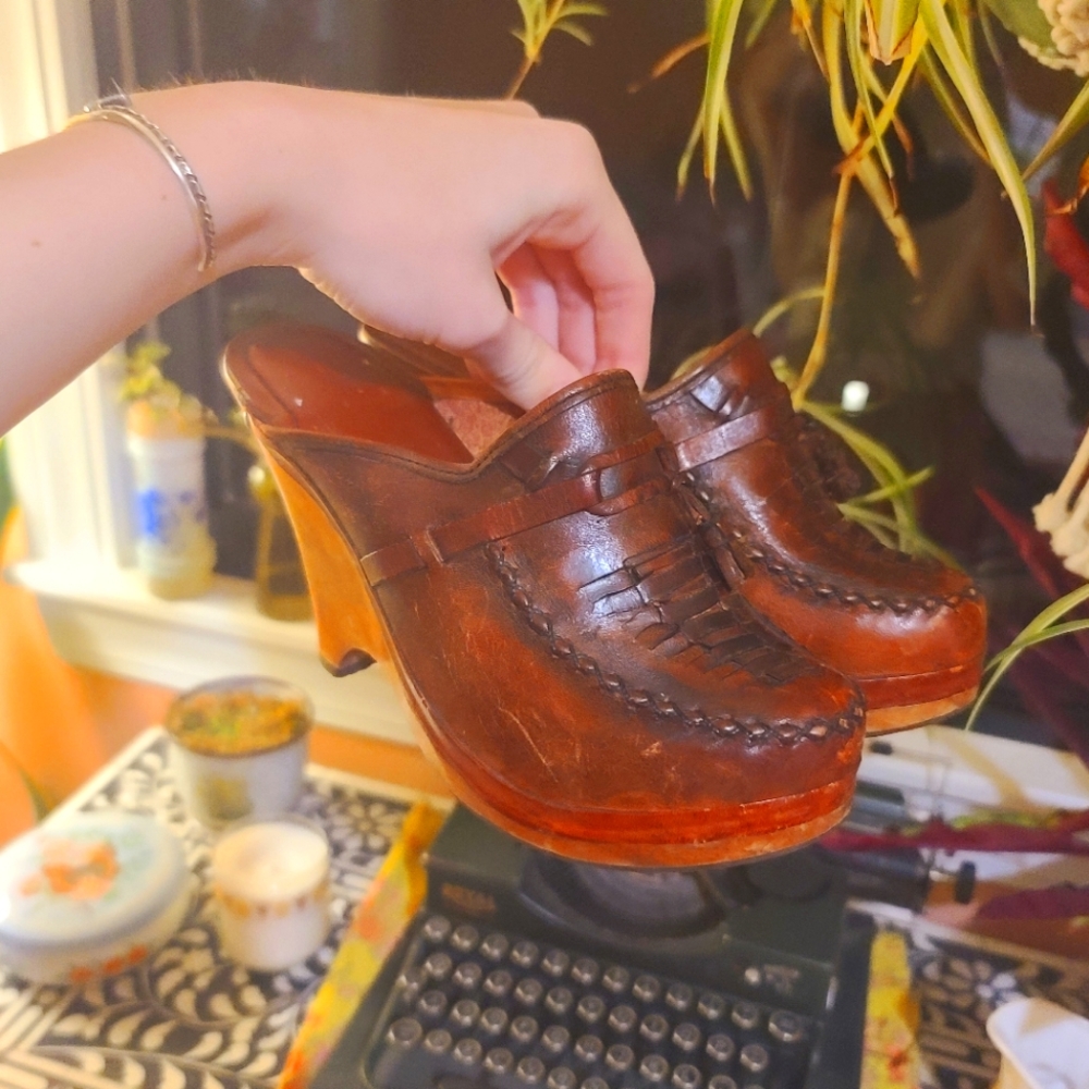 groovy 60s clogs 🕺